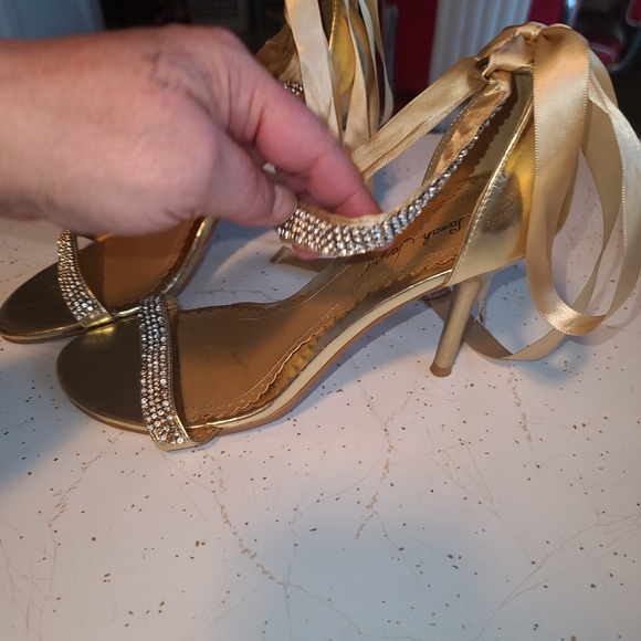 Gold wrap wrounp ankle size 9 pumps. - Picture 11 of 13